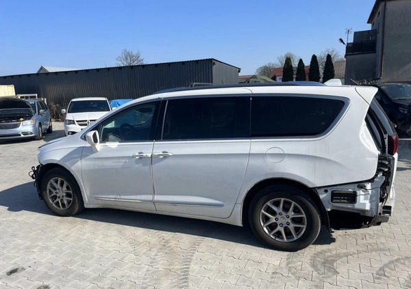 Chrysler Pacifica cena 51900 przebieg: 169000, rok produkcji 2020 z Pyrzyce małe 106